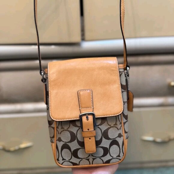 VINTAGE Y2K COACH HAMPTON BUCKLE SMALL CROSSBODY BROWN SIGNATURE JACQUARD - Picture 1 of 9